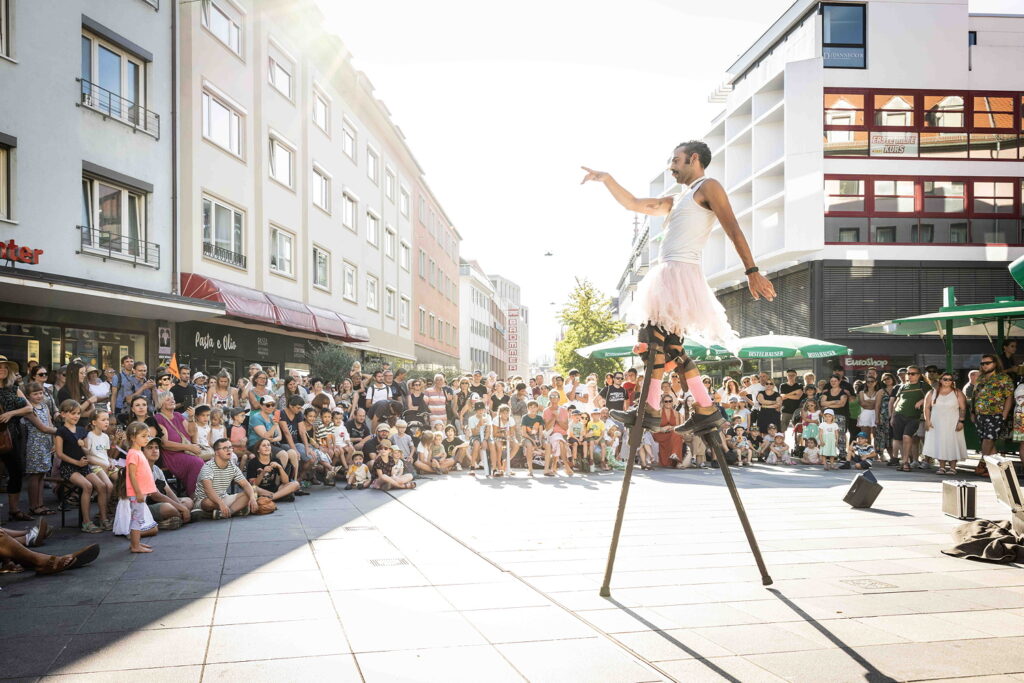 Das STRAMU Würzburg ist eines der größten Festivals für Straßen­musik und Straßenkunst in Europa und lockt jährlich im September Hunderte Künstler und bis zu 100.000 Besucher in die Mainmetropole.