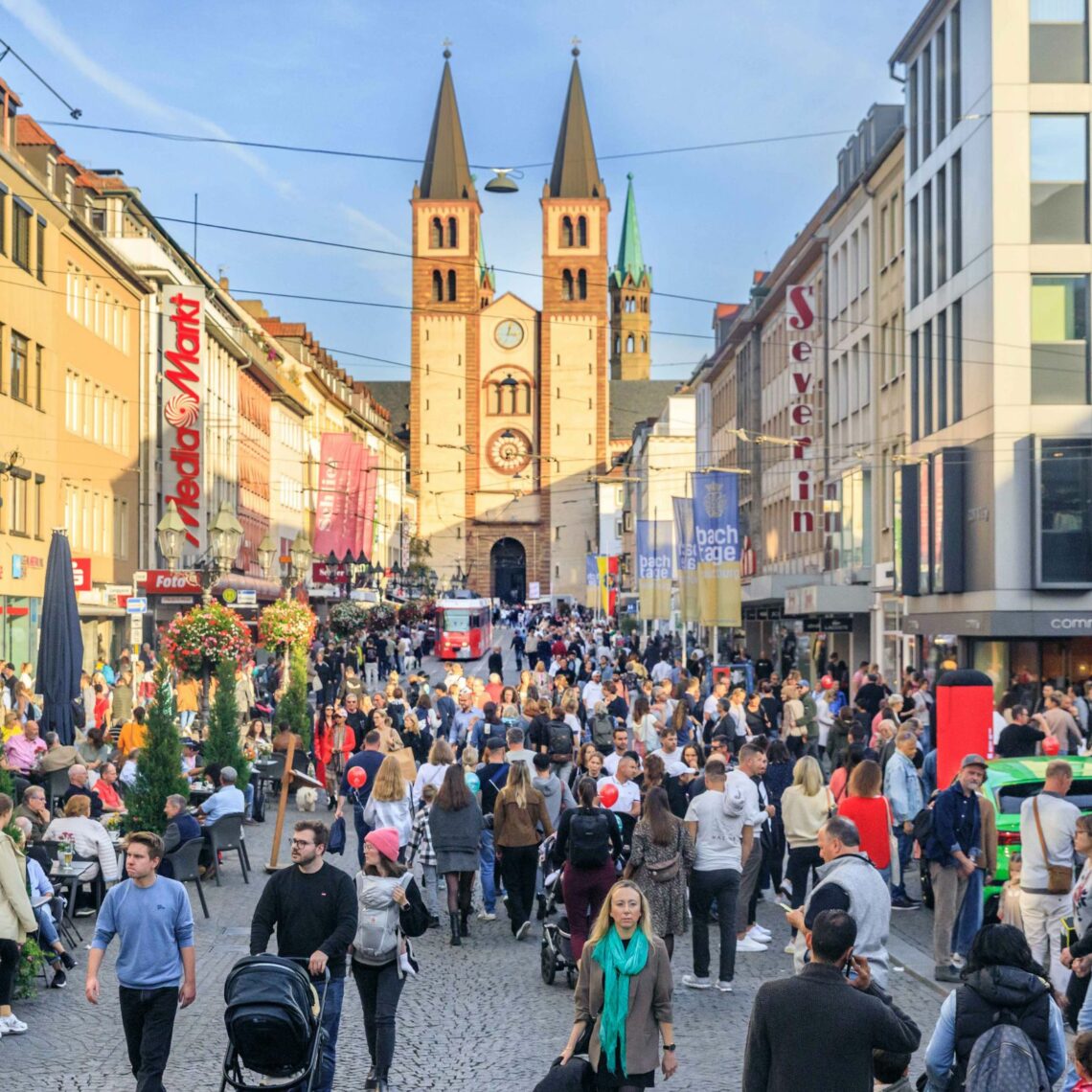 Rund 300 Firmen aus Handel, Dienstleistung, Kultur und 
Gastgewerbe mit ca. 6800 Mitarbeitern und einem jährlichen 
Gesamtumsatz von ca. 145 Mio. Euro im Wirtschaftsraum Würzburg 
sind im Würzburger Stadtmarketingverein „Würzburg macht Spaß“ 
zusammengeschlossen