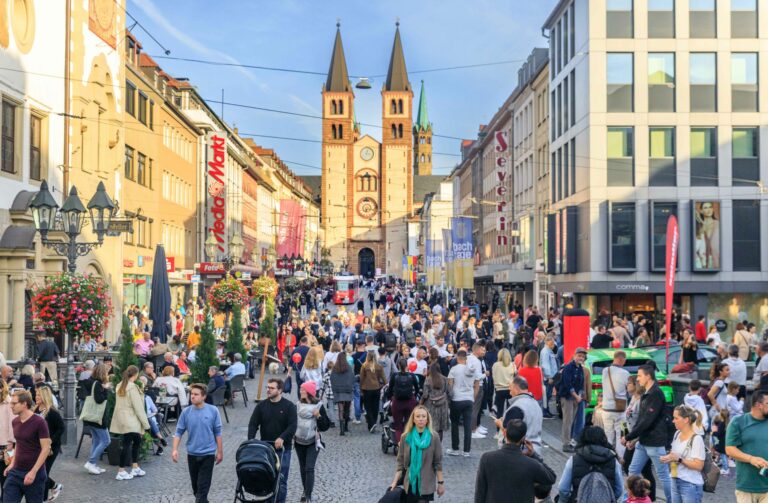 Rund 300 Firmen aus Handel, Dienstleistung, Kultur und Gastgewerbe mit ca. 6800 Mitarbeitern und einem jährlichen Gesamtumsatz von ca. 145 Mio. Euro im Wirtschaftsraum Würzburg sind im Würzburger Stadtmarketingverein „Würzburg macht Spaß“ zusammengeschlossen