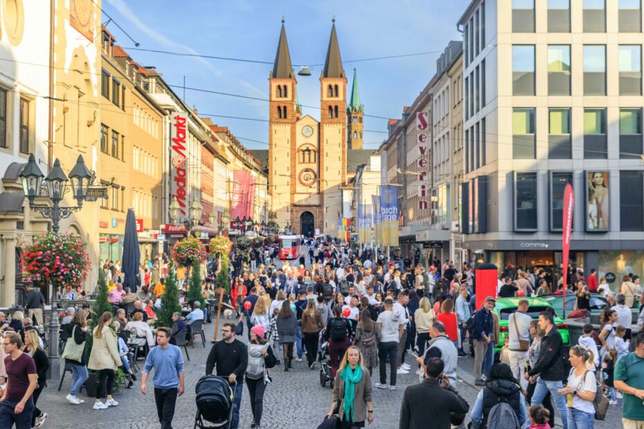 Rund 300 Firmen aus Handel, Dienstleistung, Kultur und 
Gastgewerbe mit ca. 6800 Mitarbeitern und einem jährlichen 
Gesamtumsatz von ca. 145 Mio. Euro im Wirtschaftsraum Würzburg 
sind im Würzburger Stadtmarketingverein „Würzburg macht Spaß“ 
zusammengeschlossen