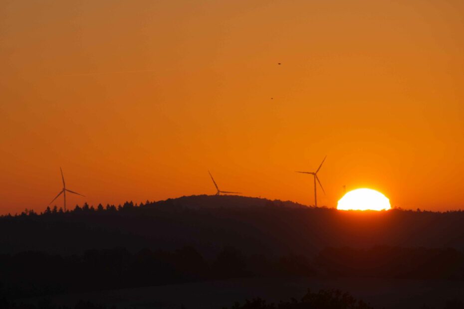 Windkraft und deren Ausbau ist in 
Ergänzung zu anderen regenerativen 
energien unerlässlich, um unseren 
energiebedarf zu sichern.