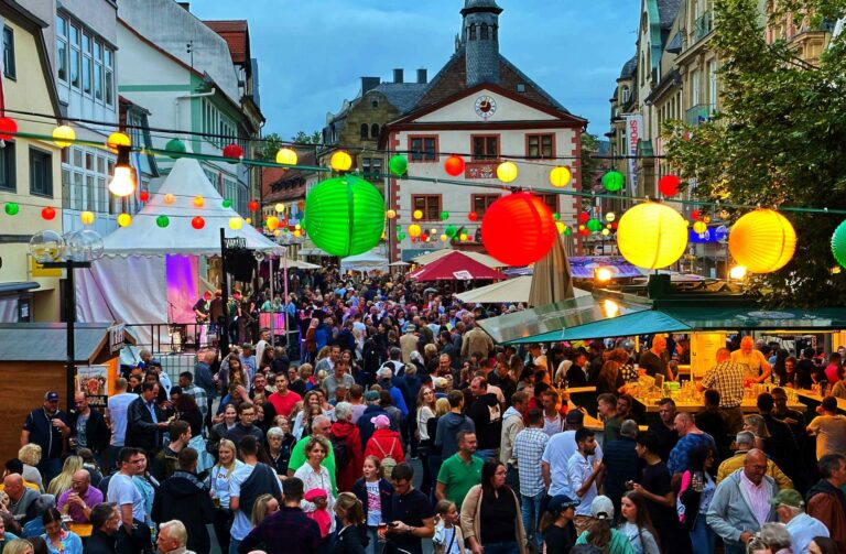 Jedes Jahr im Juli zieht das ausgelassene Historienspektakel 
Tausende von Besucher nach Bad Kissingen und man feiert die 
Wiederentdeckung der Rakoczy-Quelle im Jahr 1737. Darsteller 
verkörpern dabei die historischen Gäste der Stadt, von Otto Fürst von 
Bismarck über Theodor Fontane bis zu Zar Alexander II u.v.m.