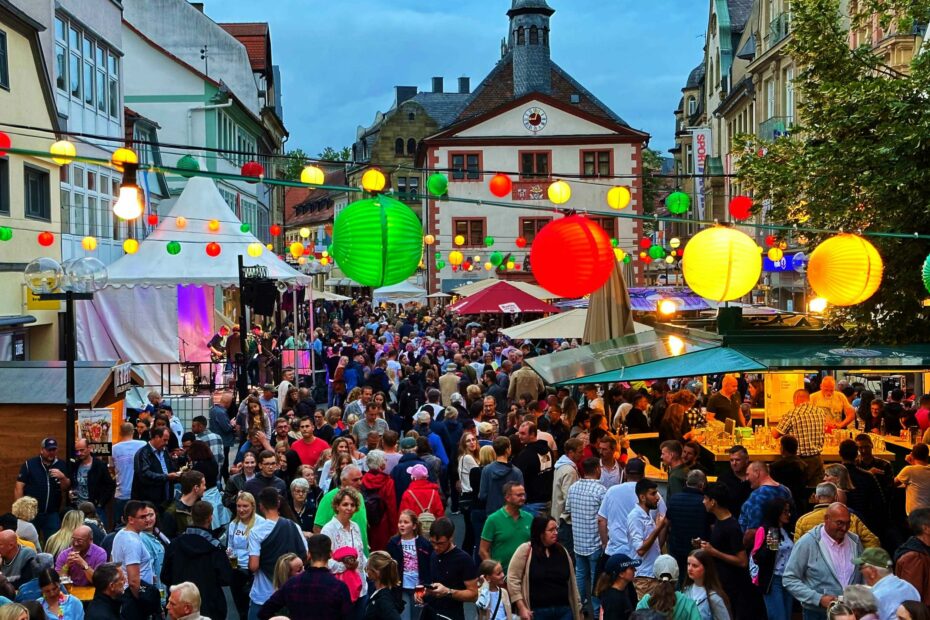 Jedes Jahr im Juli zieht das ausgelassene Historienspektakel 
Tausende von Besucher nach Bad Kissingen und man feiert die 
Wiederentdeckung der Rakoczy-Quelle im Jahr 1737. Darsteller 
verkörpern dabei die historischen Gäste der Stadt, von Otto Fürst von 
Bismarck über Theodor Fontane bis zu Zar Alexander II u.v.m.