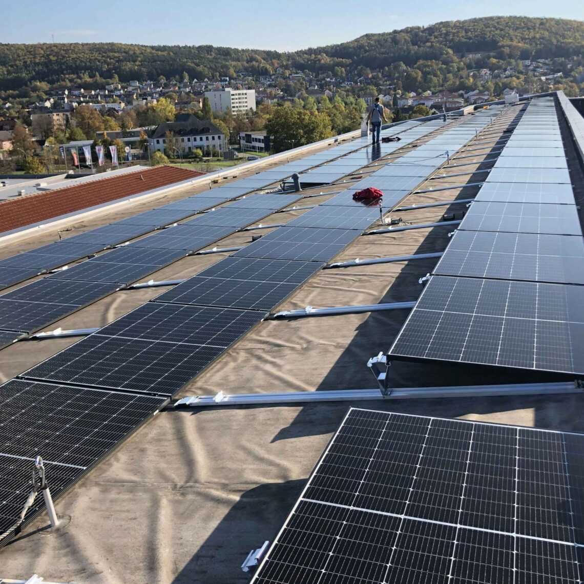 PV-Anlagen sind im Hinblick auf Nachhaltigkeit und erneuerbare 
Energien ein wichtiger Baustein in der Strategie beispielsweise des 
Fachlabors Laboklin in Bad Kissingen, sich im Punkt Nachhaltigkeit 
deutlich zu verbessern. Zwei leistungsstarke Anlagen mit je 100kWp 
sind für 200.000 kWh Ertrag an „grünem Strom“ ausgelegt.