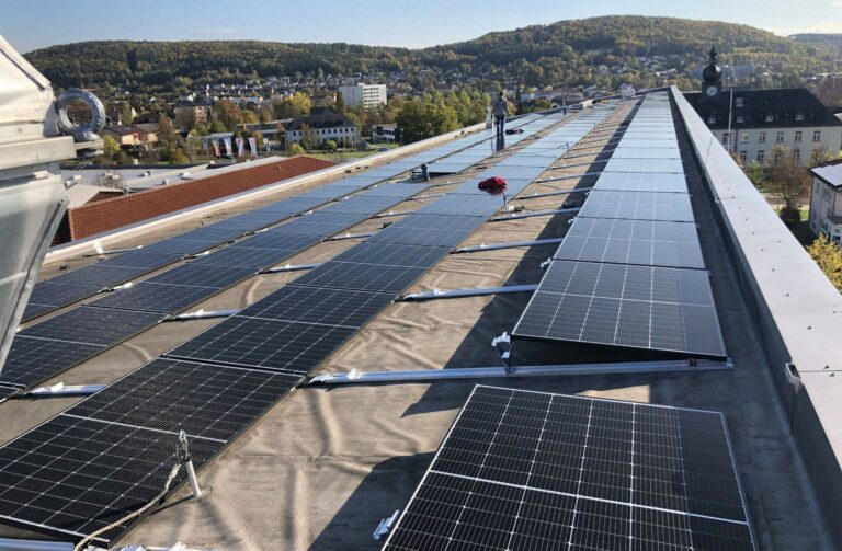 PV-Anlagen sind im Hinblick auf Nachhaltigkeit und erneuerbare Energien ein wichtiger Baustein in der Strategie beispielsweise des Fachlabors Laboklin in Bad Kissingen, sich im Punkt Nachhaltigkeit deutlich zu verbessern. Zwei leistungsstarke Anlagen mit je 100kWp sind für 200.000 kWh Ertrag an „grünem Strom“ ausgelegt.