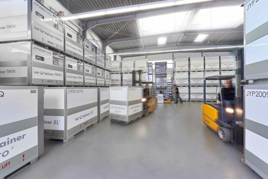 va-Q-tec Kühlboxen aus Würzburg sind wohl die technisch höchstentwickelten auf dem Markt. Bis zu zehn Tage am Stück halten sie Temperaturen von bis zu minus 70 Grad Celsius – ohne externe Energiezufuhr. Das ist von enormer Bedeutung vor allem beim Transport von pharmazeutischen Produkten, nicht zuletzt auch bei Corona-Impfstoffen in der zurückliegenden Pandemie