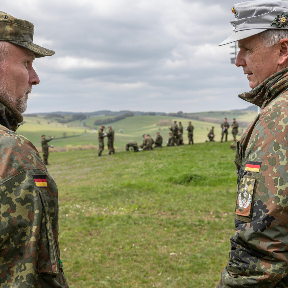 Mehrmals in der Woche schaut Oberst Stefan Leonhard (rechts) 
bei den Lehrgängen in Hammelburg vorbei, um die Qualität der Ausbildung hochzuhalten.