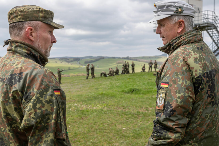 Mehrmals in der Woche schaut Oberst Stefan Leonhard (rechts) 
bei den Lehrgängen in Hammelburg vorbei, um die Qualität der Ausbildung hochzuhalten.