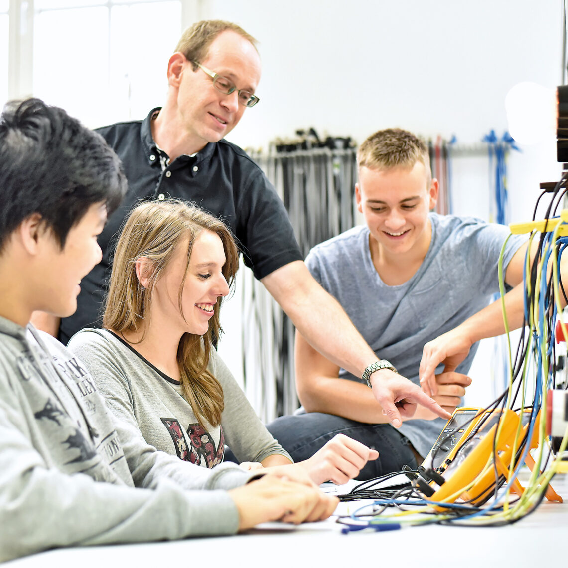 In Mainfranken stehen ins­gesamt 116 Ausbildungs­berufe und 26 Abschlüsse der höheren Berufsbildung in ­Industrie, Handel und Dienstleistung zur Verfügung. Foto: industrieblick/stock.Adobe.com