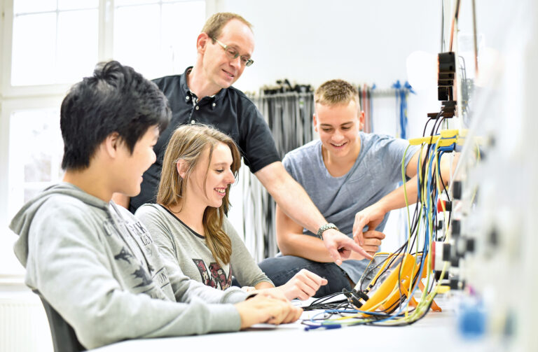 In Mainfranken stehen ins­gesamt 116 Ausbildungs­berufe und 26 Abschlüsse der höheren Berufsbildung in ­Industrie, Handel und Dienstleistung zur Verfügung. Foto: industrieblick/stock.Adobe.com