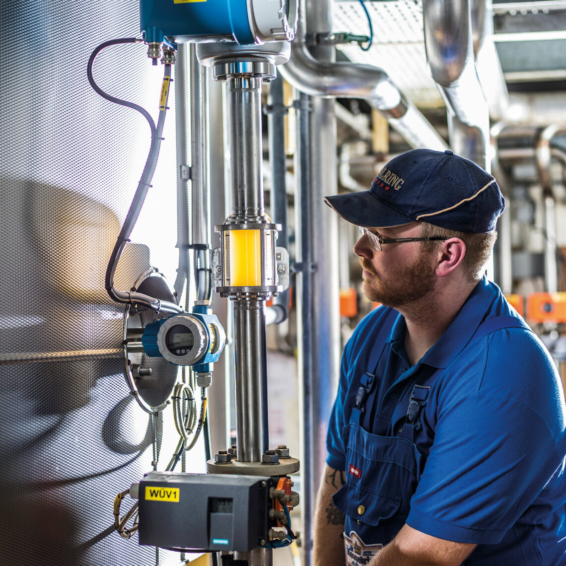 Benjamin Kriumer, Brauer der Brauerei Kesselring, überprüft den Brauvorgang im Sudhaus. Foto: Brauerei Kesselring