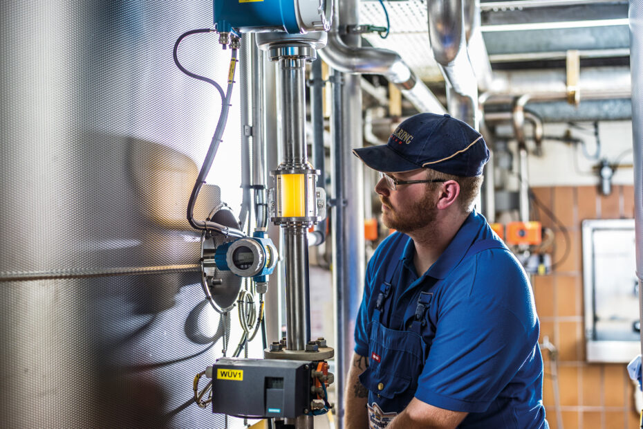 Benjamin Kriumer, Brauer der Brauerei Kesselring, überprüft den Brauvorgang im Sudhaus. Foto: Brauerei Kesselring