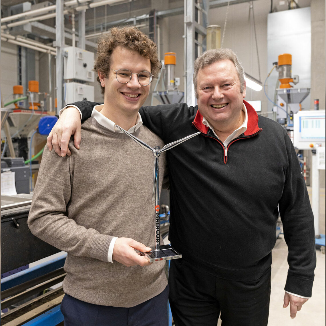 Dieter Pfister (rechts), Geschäftsführer der Maincor Rohrsysteme GmbH & Co. KG aus Schweinfurt, hat gemeinsam mit seinem Sohn Michael die Unternehmensnachfolge aktiv umgesetzt. Foto: Florian Dittert/Maincor