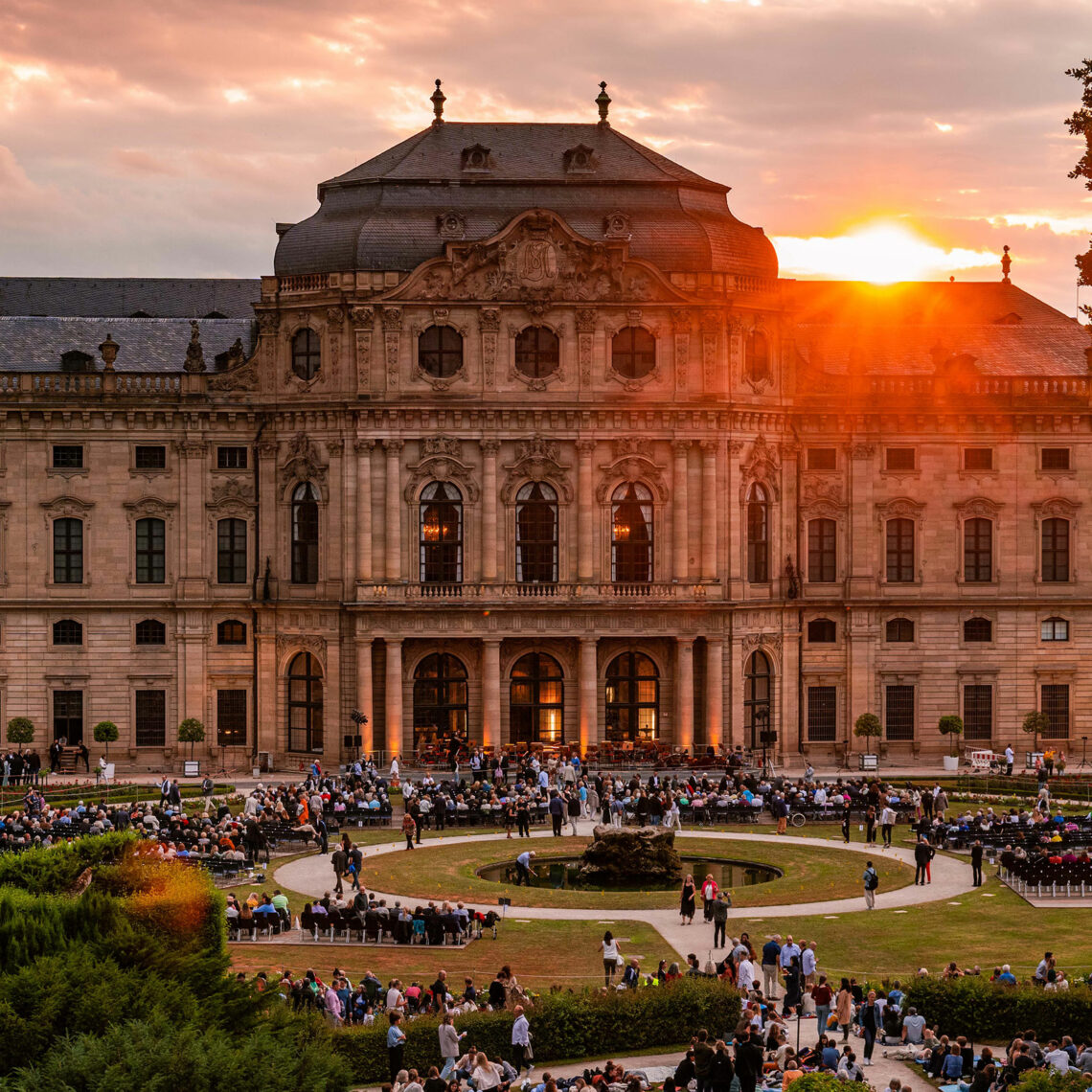 Das Mozartfest in der Würzburger Residenz ist ein Muss für Klassik-Fans. Ein besonders stimmungsvolles Erlebnis bietet dabei die Kleine Nachtmusik im Hofgarten.