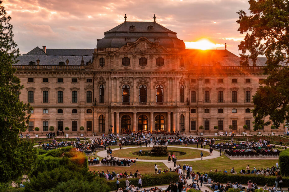 Das Mozartfest in der Würzburger Residenz ist ein Muss für Klassik-Fans. Ein besonders stimmungsvolles Erlebnis bietet dabei die Kleine Nachtmusik im Hofgarten.