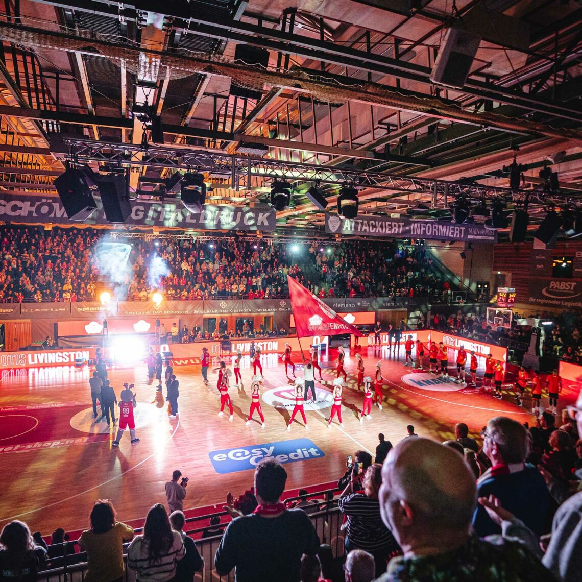 Die tectake Arena ist bei den Heimspielen der Würzburg Baskets so gut wie immer voll – und höllisch laut; eine wahre „Turnhölle“ für die Gegner der Baskets. Foto: Victor Meshko