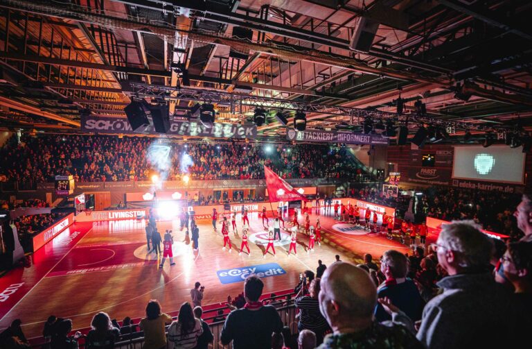 Die tectake Arena ist bei den Heimspielen der Würzburg Baskets so gut wie immer voll – und höllisch laut; eine wahre „Turnhölle“ für die Gegner der Baskets. Foto: Victor Meshko