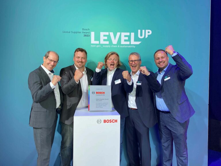 Riesenfreude beim Logistiker Schäflein AG: Das Unternehmen mit Stammsitz Röthlein bei Schweinfurt hat 2023 den Bosch Global Supplier Award verliehen bekommen. Die begehrte Industrie-Trophäe des Technologie- und Dienstleistungsunternehmens gilt in der Branche als „Ritterschlag“. Achim und Bernd Schäflein (zweiter und dritter von links) erhielten aus den Händen von Steffen Hammer, Joerg Mimmel, Israel Bulut (von links) den Bosch Global Supplier Award für überdurchschnittliche Leistungen der Schäflein AG in den zurückliegenden 24 Monaten.