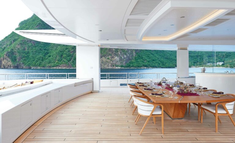 Yachtdeck auf der 
80-Meter-Yacht „M/Y Artefact“