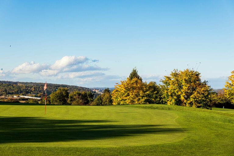 Die vom Bundesverband Golfanlagen mit 5 von 5 Sternen ­klassifizierte Golfanlage in Würzburg gehört zu den schönsten ­Süddeutschlands – und ist dabei nur einer von 8 Golfplätzen in Mainfranken. Foto: Golfplatz Würzburg