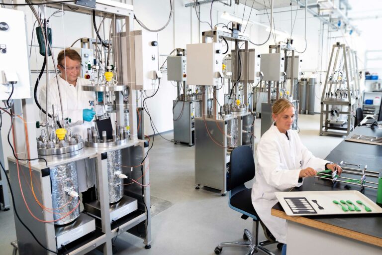 The product testing, certification and analytical services divisions at the Plastics Centre (SKZ) are geared towards a consistent, sustainable strategy that is fit for the future. Photo: Foto: Kunststoff-Zentrum SKZ